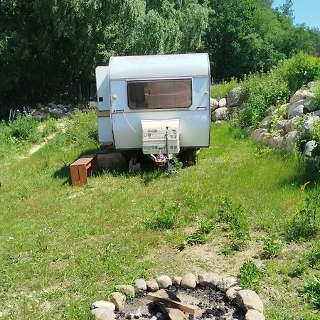 Heller Wohnwagen Auf Tierschutz Landhof Inmitten Der キャンプ場 *