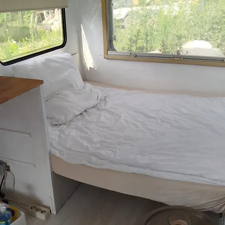 Heller Wohnwagen Auf Tierschutz Landhof Inmitten Der אתר קמפינג
