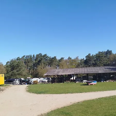 Heller Wohnwagen Auf Landhof Inmitten Der 캠프장 *