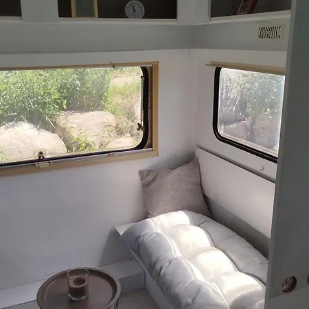 Heller Wohnwagen Auf Tierschutz Landhof Inmitten Der *