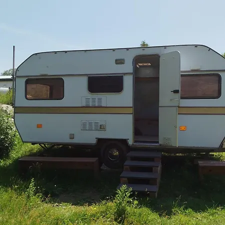 Heller Wohnwagen Auf Tierschutz Landhof Inmitten Der *