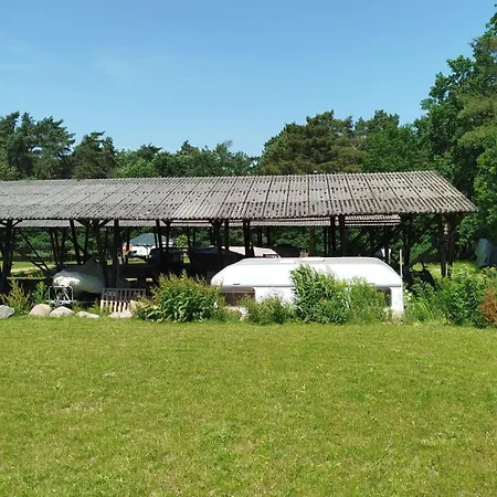 Heller Wohnwagen Auf Tierschutz Landhof Inmitten Der Camping *