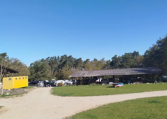Heller Wohnwagen Auf Tierschutz Landhof Inmitten Der キャンプ場 *