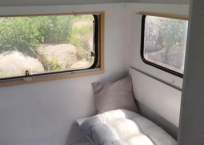 Heller Wohnwagen Auf Tierschutz Landhof Inmitten Der *