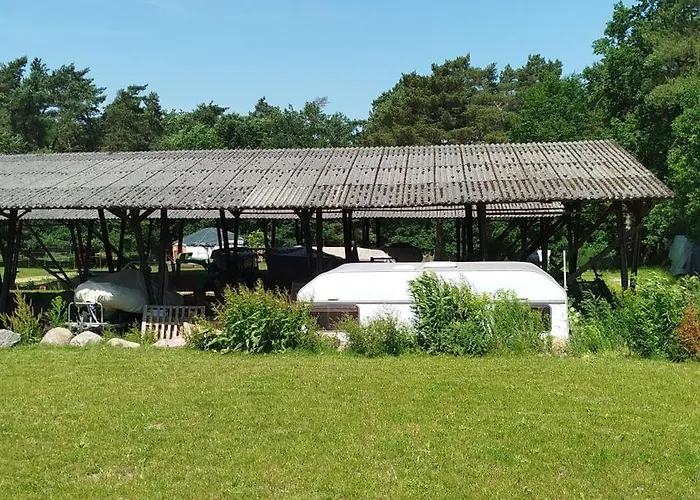 Heller Wohnwagen Auf Tierschutz Landhof Inmitten Der مكان تخييم *